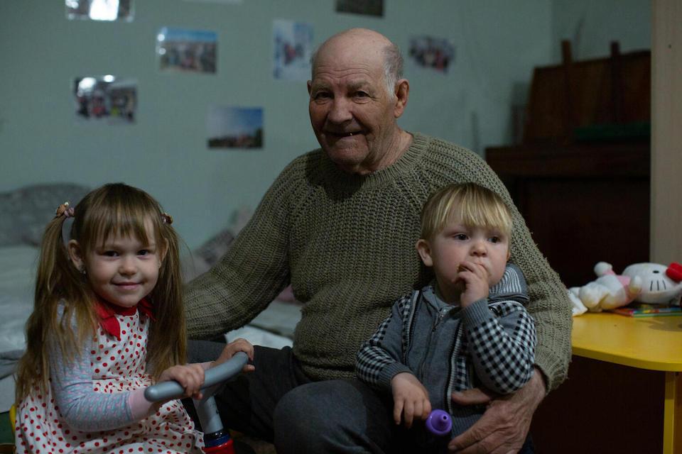 A Ukrainian refugee with his grandchildren